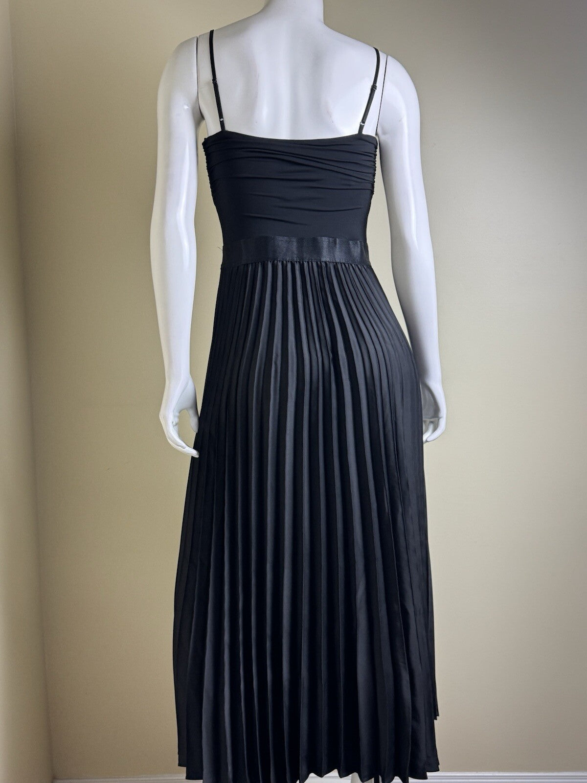 $220 Max Studio London Women’s Satin Pleated Dress Sz S. (B.139)