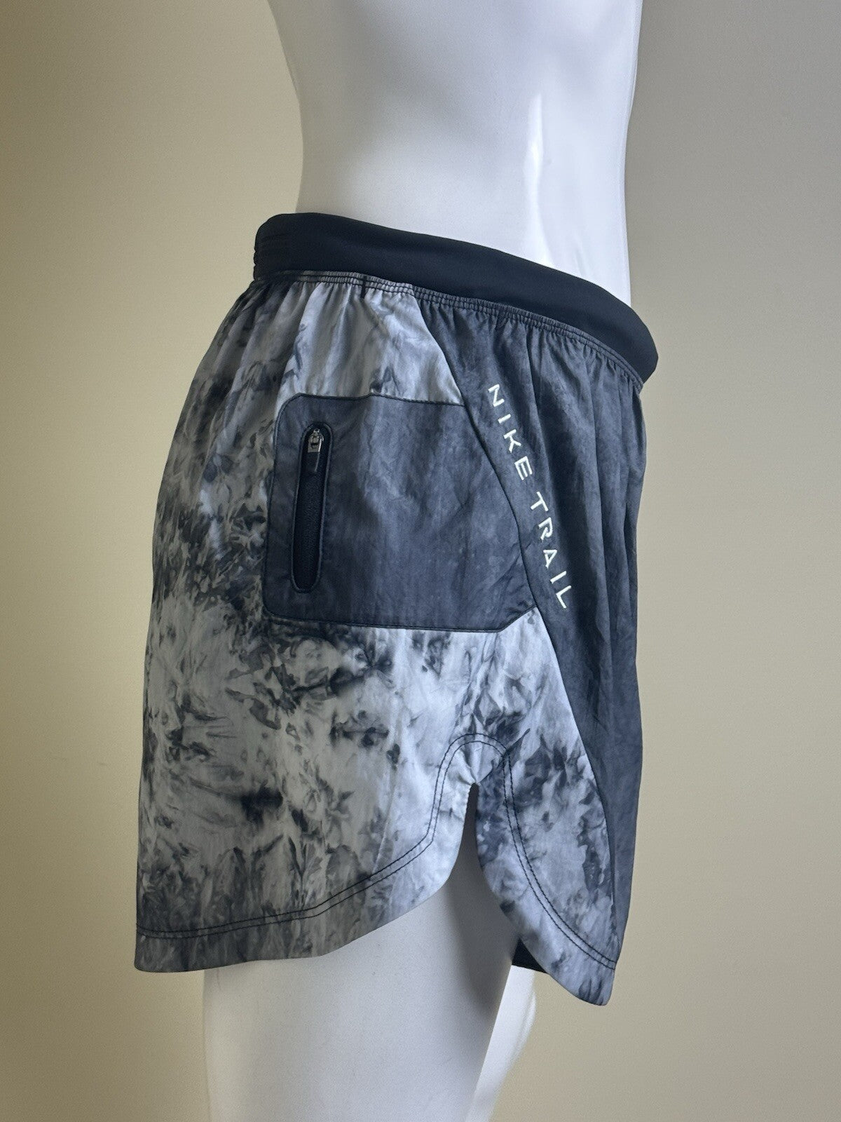 $75 Nike Womens Gray Running Shorts Sz M. . (B.144)