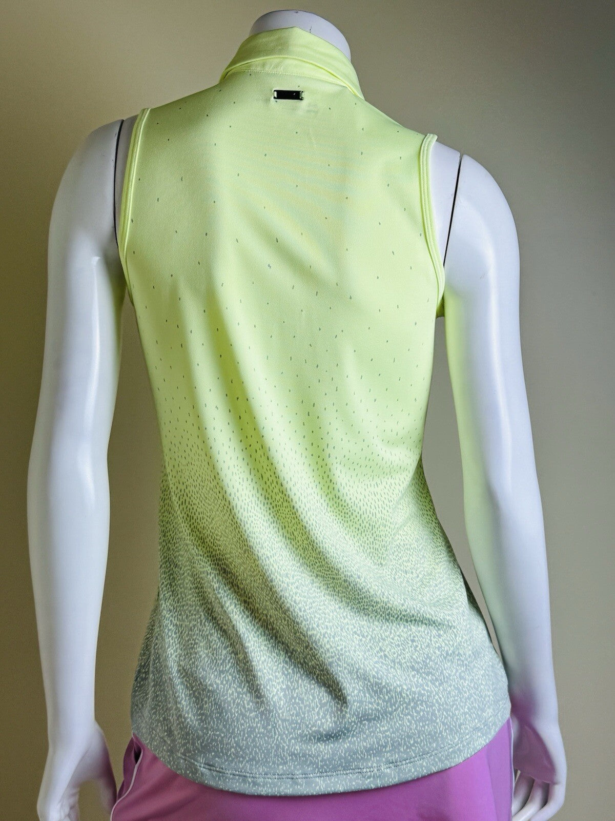 Under Armour Women's Golf Tennis Shirt Sz M. (B.139).