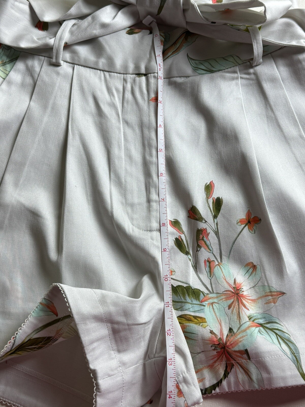 Kilo Tango Women’s Floral Tie Waist Shorts Size S. (50)