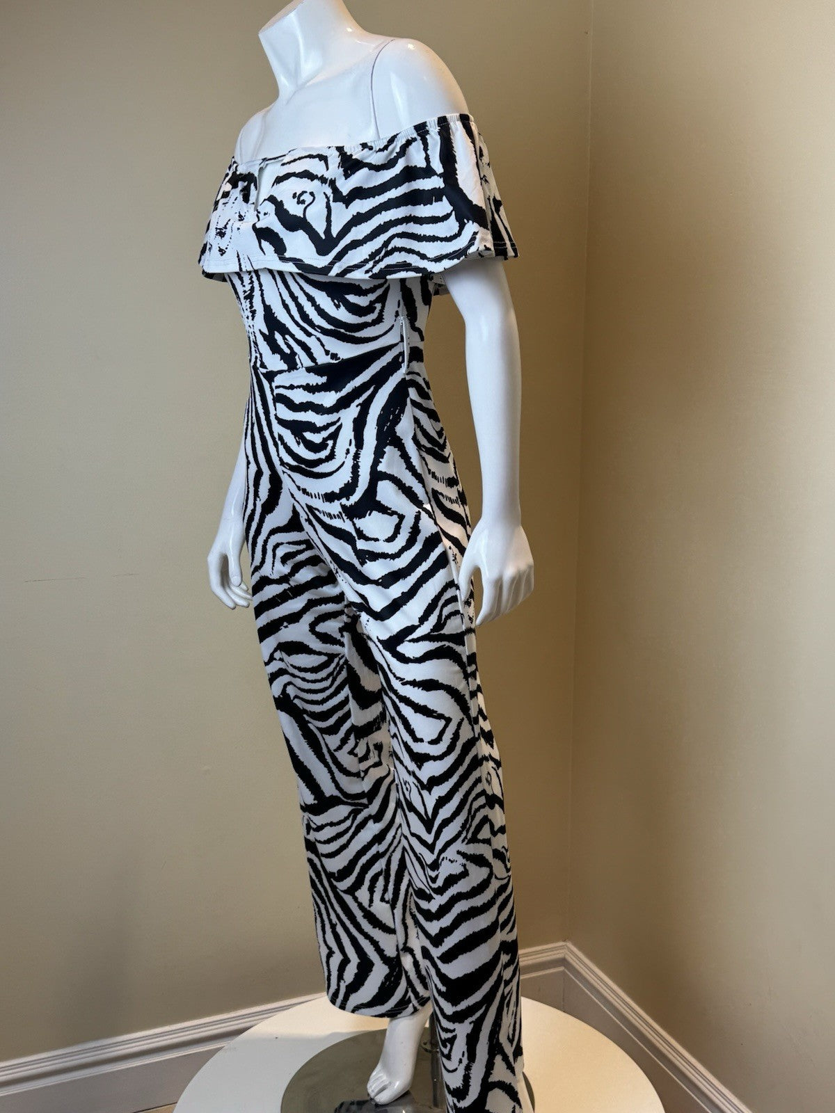 Women’s Black /white Jumpsuit Size S. (B.164)