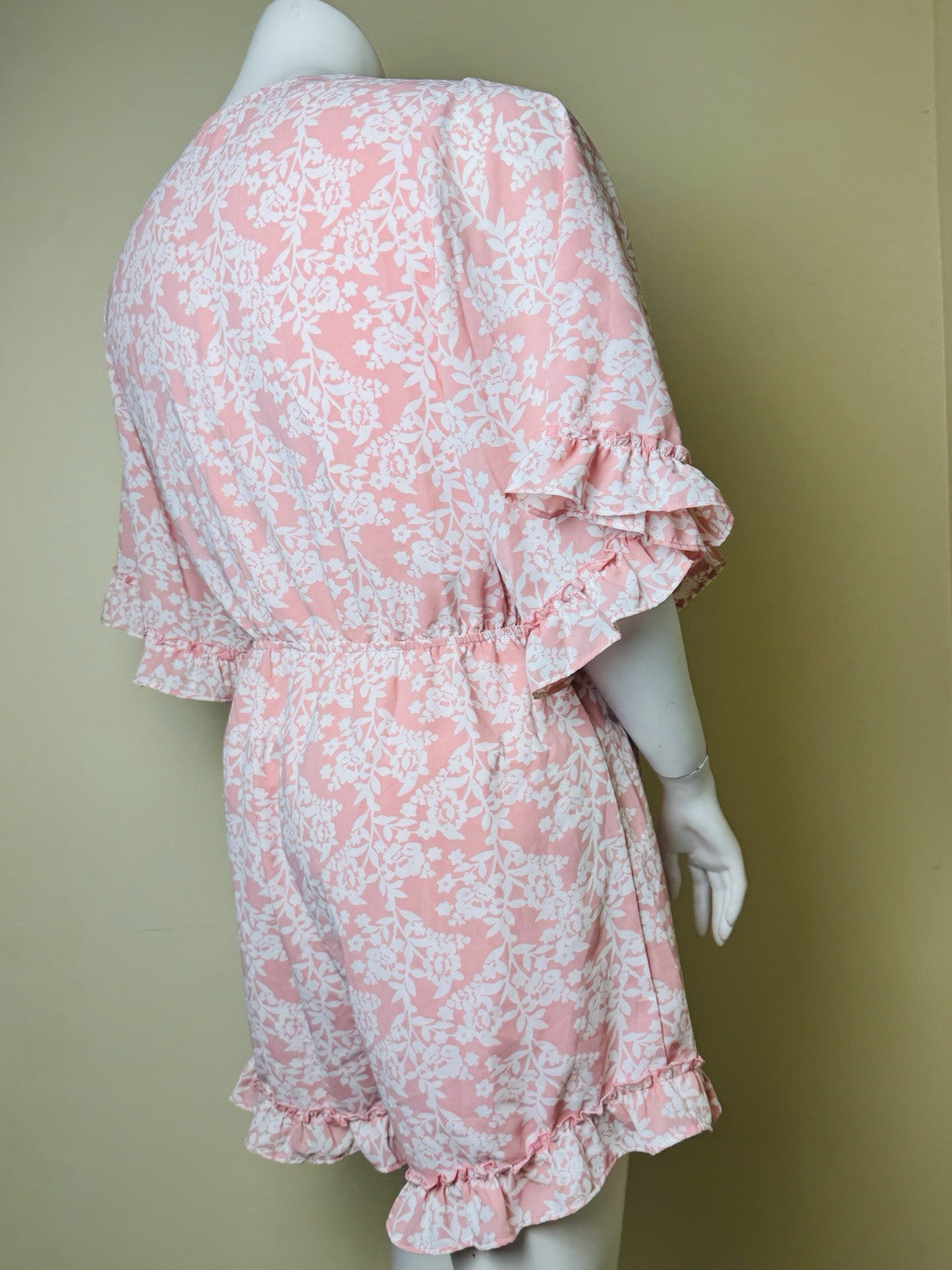 Fashion Women’s Shorts Romper Floral Size XL. (B.147)