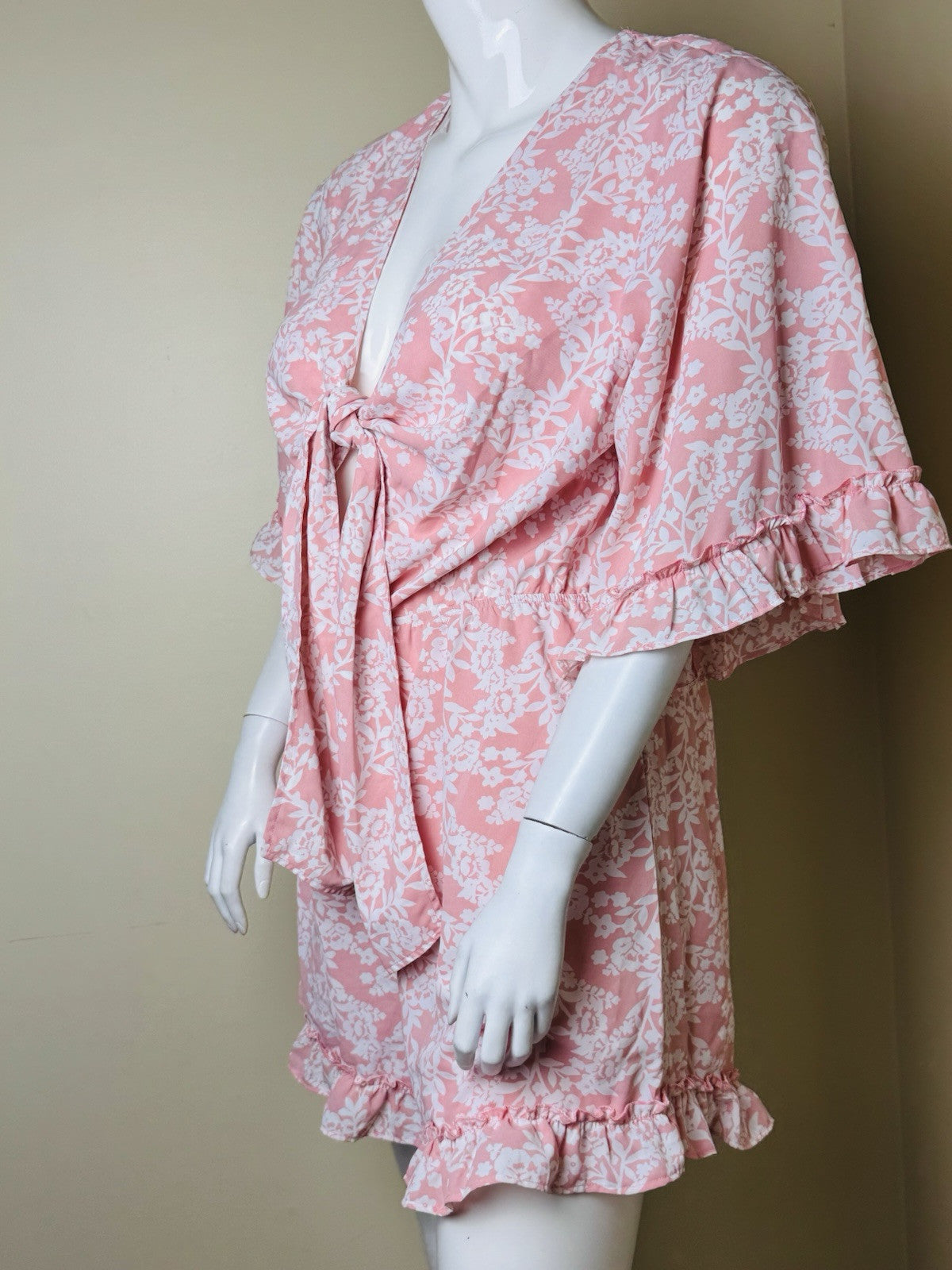 Fashion Women’s Shorts Romper Floral Size XL. (B.147)