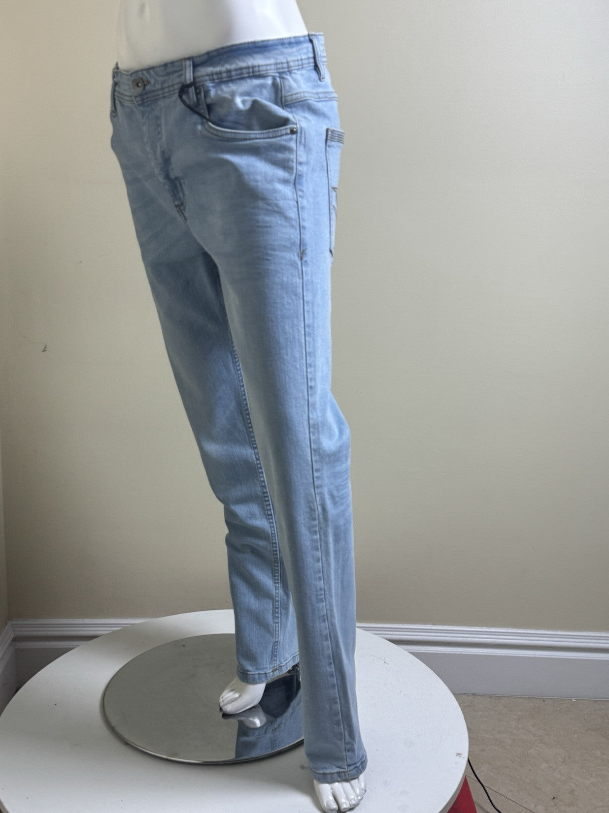 $99 William Rast Women’s Blue Jeans Sz 34/32. (B.94)