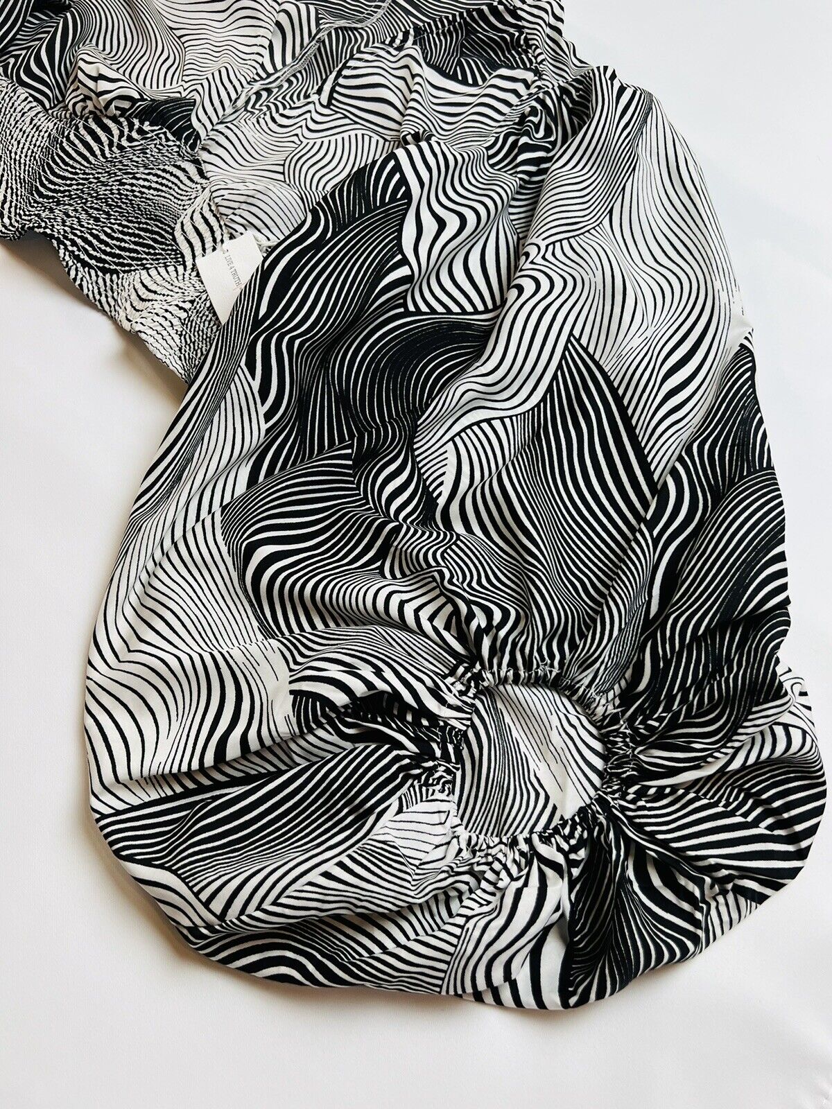 Live 4 Thrust Ballon sleeve crop top Blouse Size 1X Black White Print