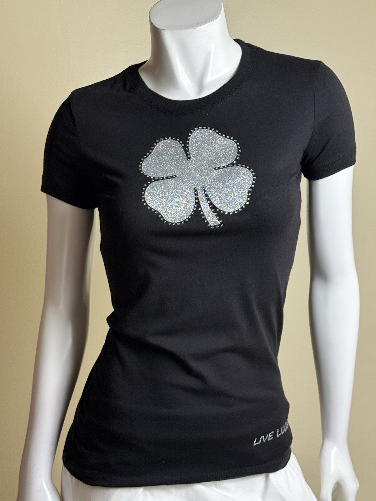 Black Clover Women’s T-Shirt Logo Sz M    (B.182)
