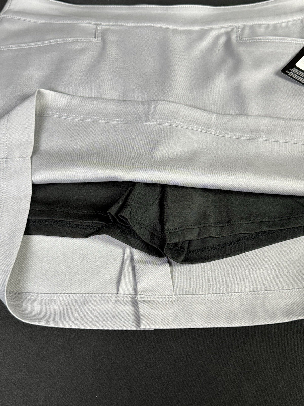 $68 PGA Tour Women’s Golf Skort Gray Pockets Sz 8.    (B.070)