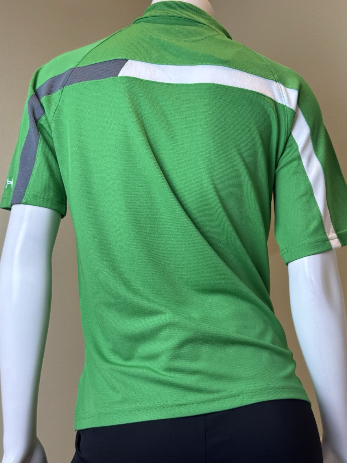 Under Armour Women's Golf Tennis Shirt Sz L.    (B.165)