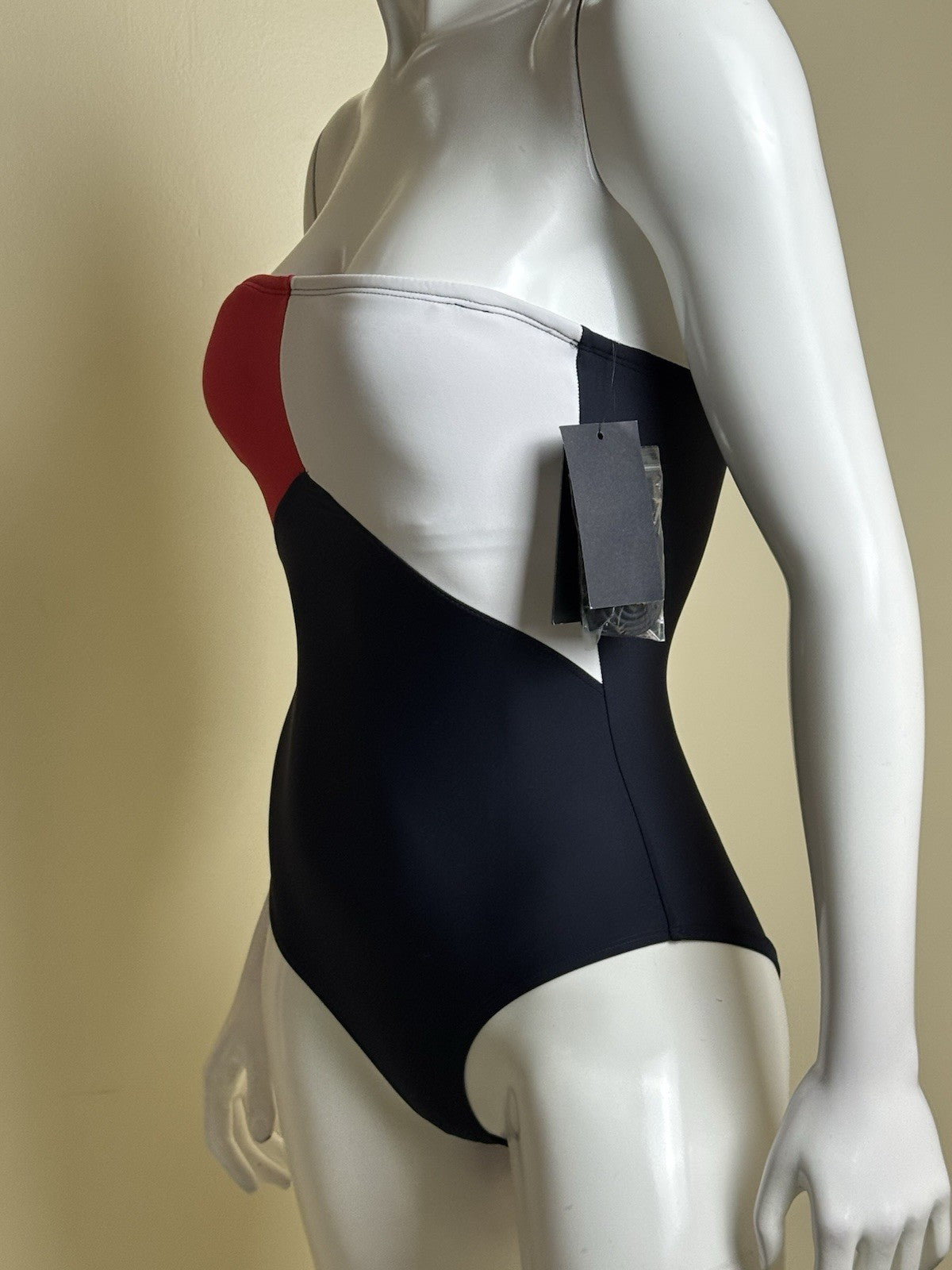 $98 Tommy Hilfiger Logo Colorblock Bandeau One-Pc Swimsuit Size XS. (B.153)