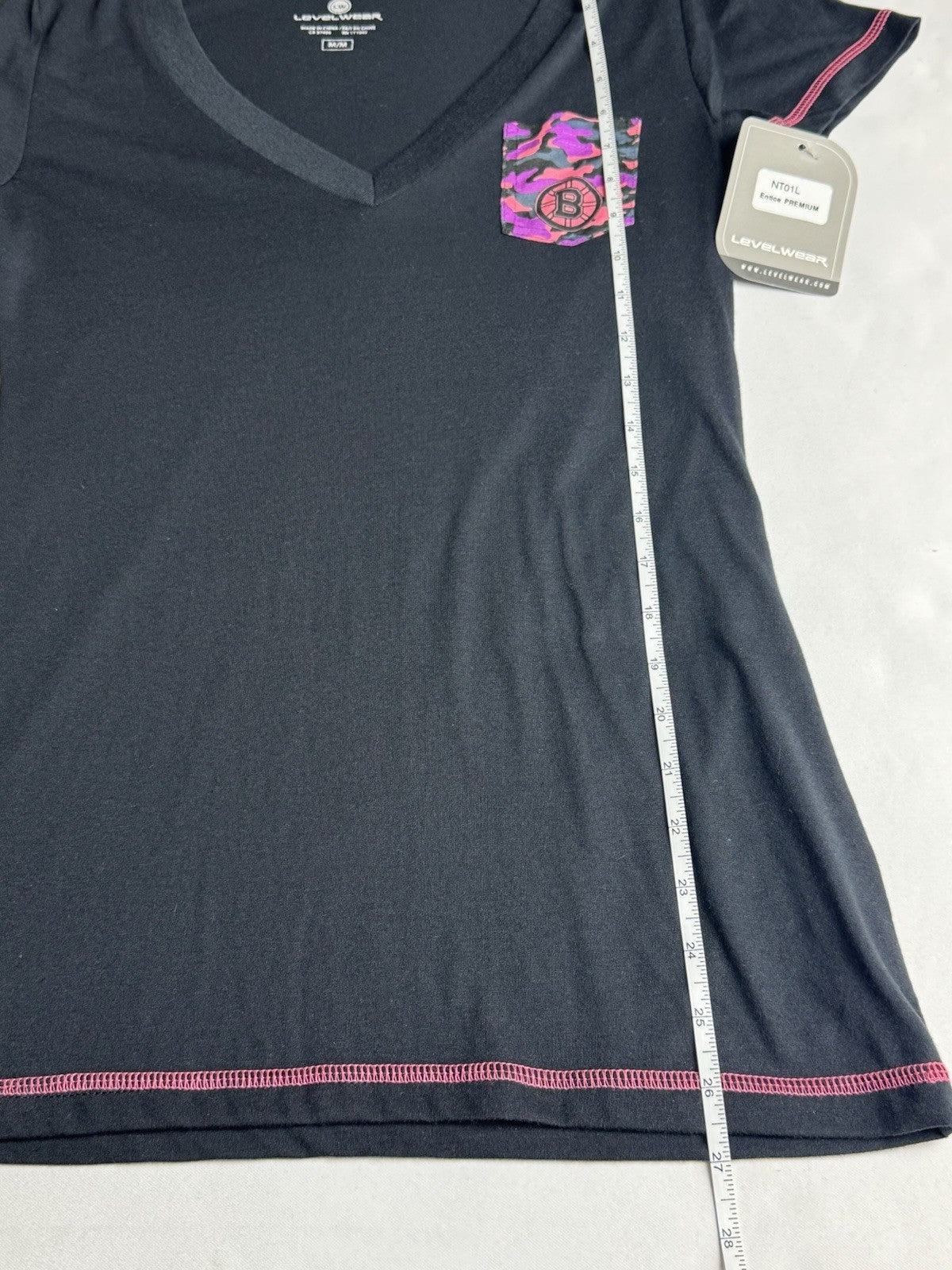 LeverWear Women's T-shirt Sz M   (B.172)