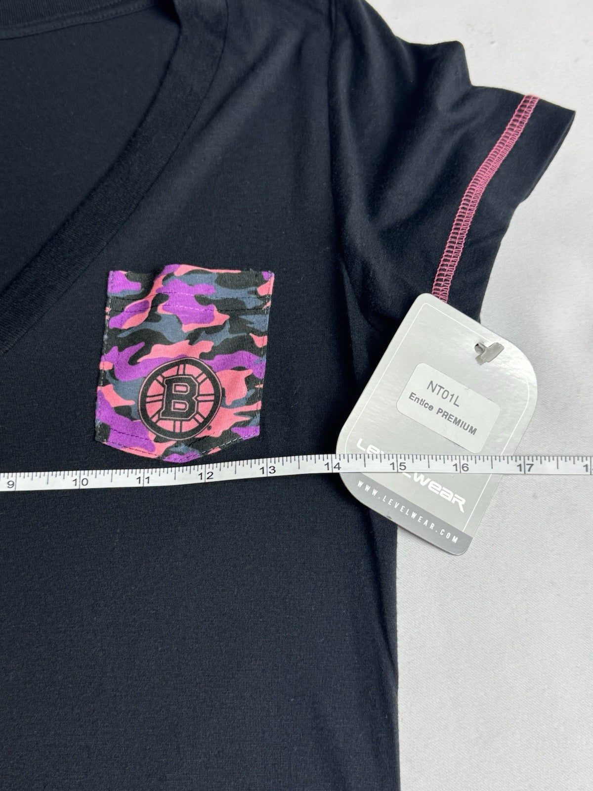 LeverWear Women's T-shirt Sz M   (B.172)