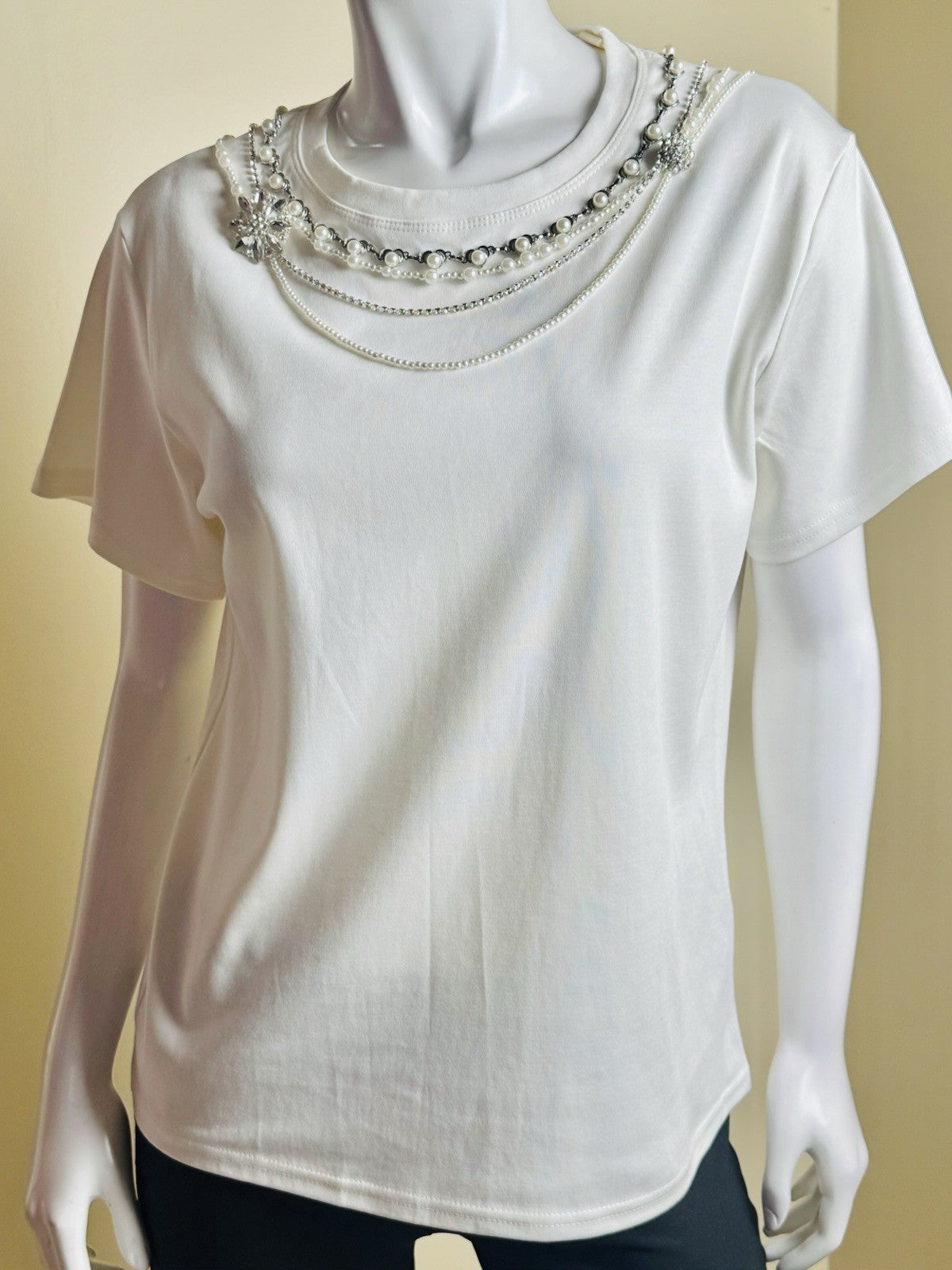 L/C Lizette Collection Ivory Rhinestones Women’s Shirt Sz M.     (B.181)