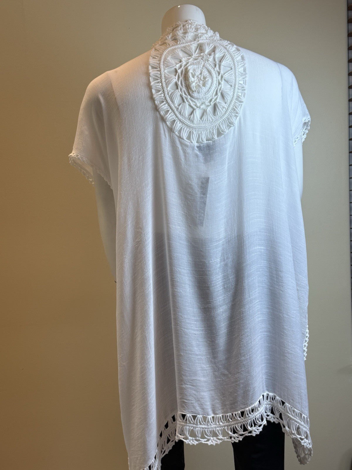 LIV LOS ANGELES Women's Open Front Crochet Lace Cardigan Size L.     (B.167)