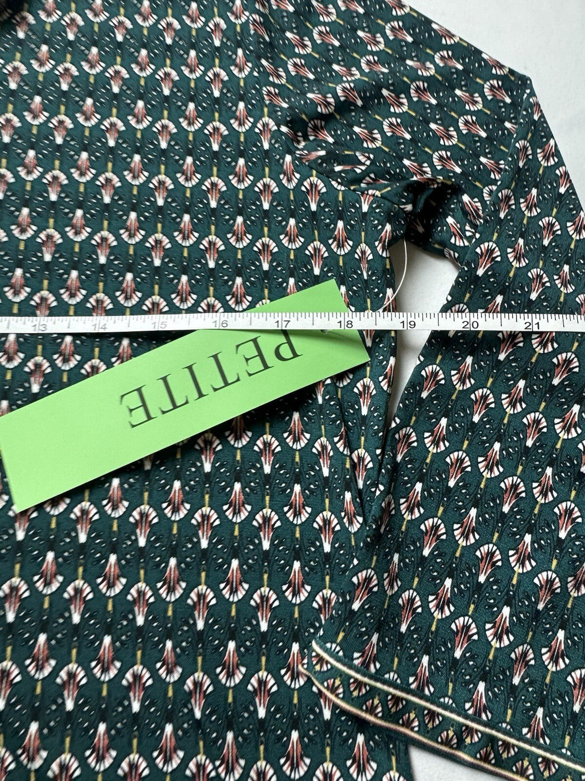 $88 Max Studio Women’s Long Sleeve Top Size MP.  (B.120)