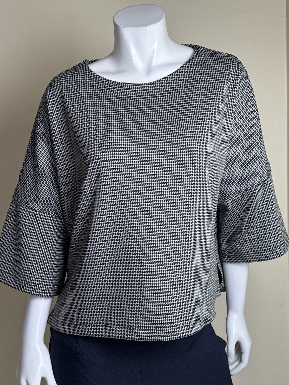 $128 Max Studio London Women’s Knit Herringbone Blouse Size M.      (B.038)