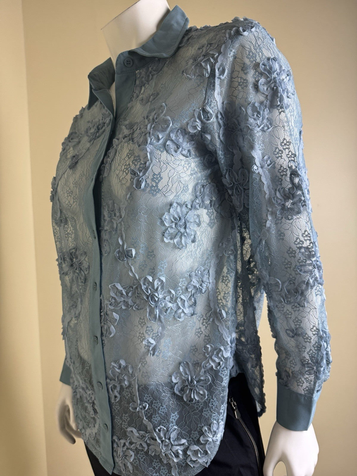 LIFE Women’s Blue Floral Lace Shirt Sz S.  (B.160)