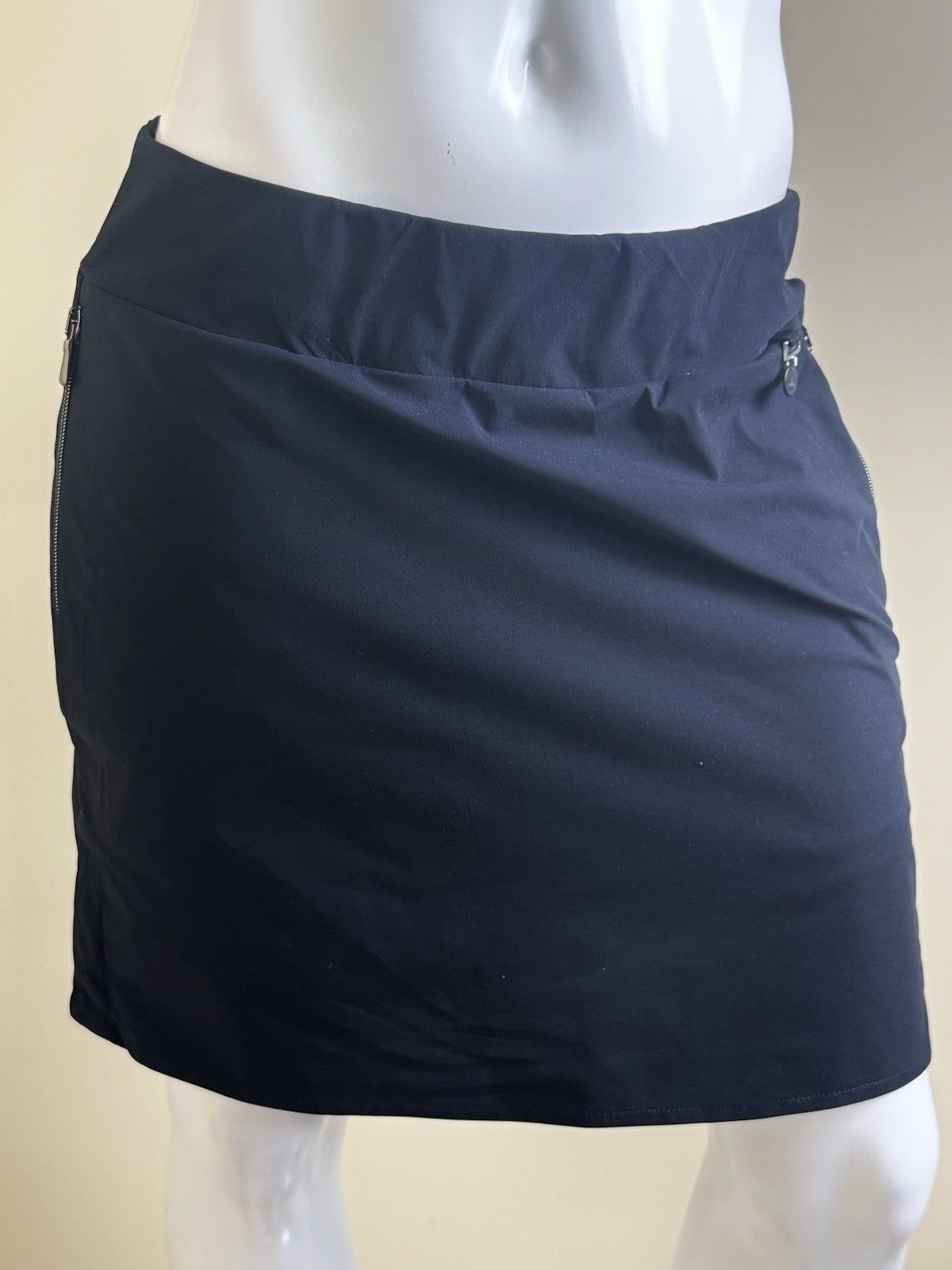 Anatomie Women’s Black Skort Sz L.    (B.160)