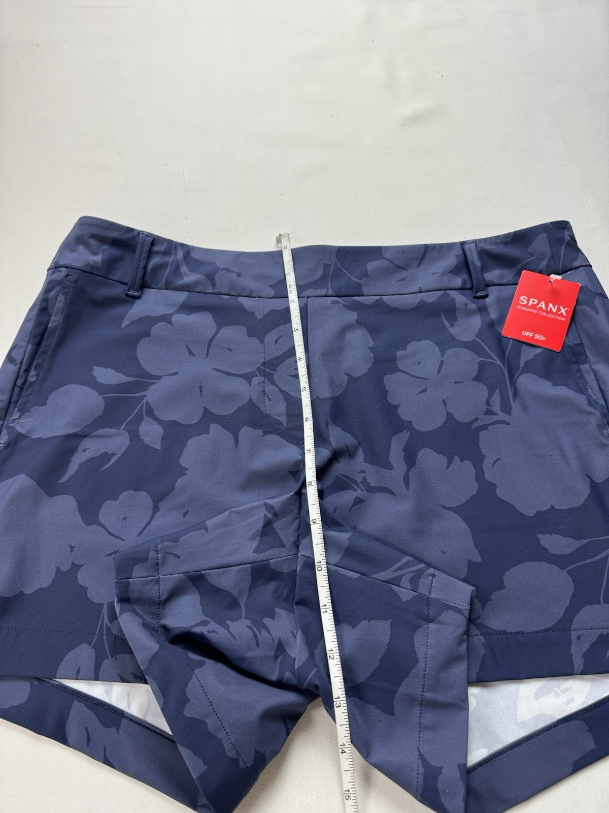 SPANX Women's Sunshine Floral Navy Shorts Sz L.      (B.156)