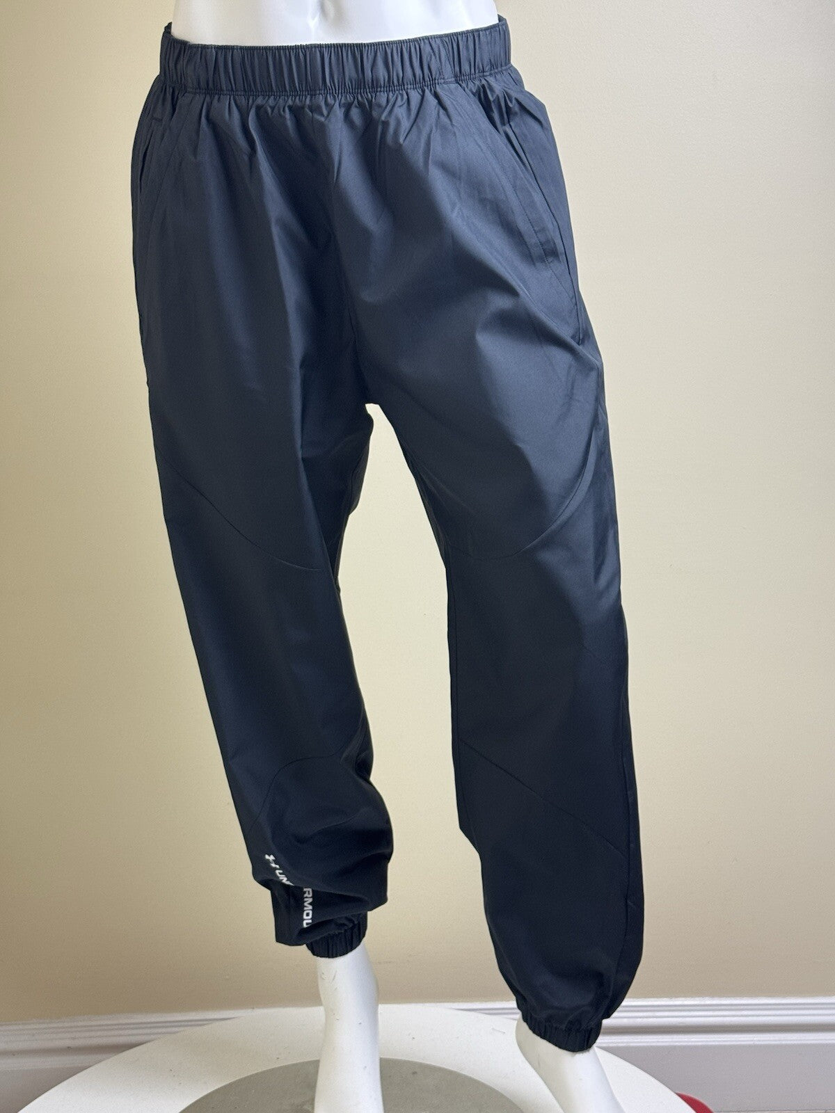 $85 Under Armour Women’s Jogging Pants Size M.   (B.142)