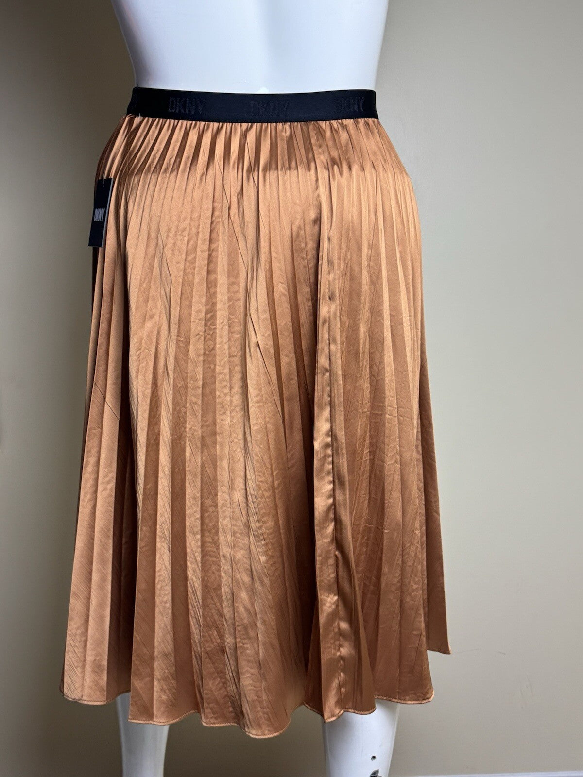 $109 DKNY Women's Pleaded Skirt Sz L.  (B.139)