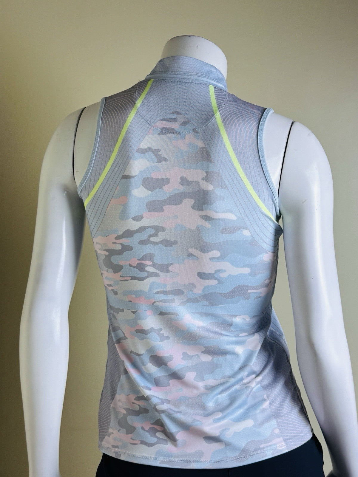 Lucky In Love Women’s Camo Sleeveless Tennis Golf Shirt Sz XS.     (B.135)