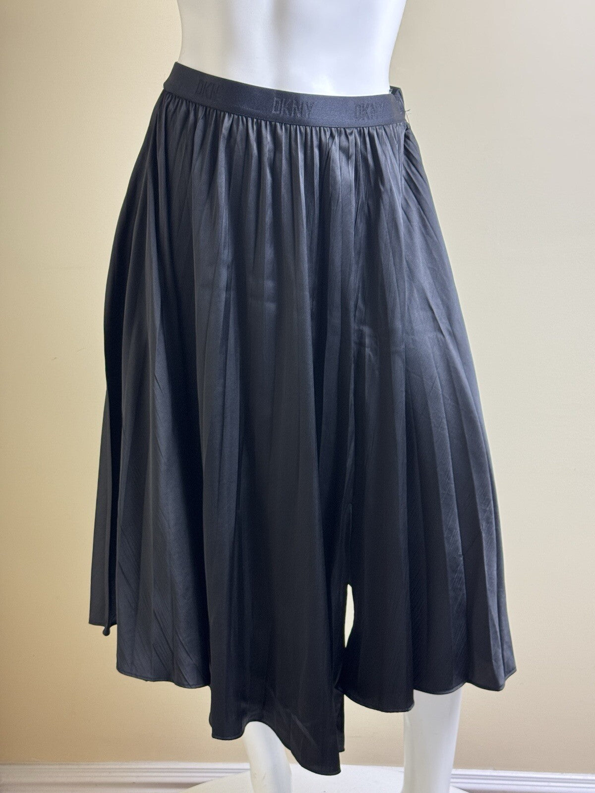 $109 DKNY Women's Pleaded Skirt Sz S.  (B.142)