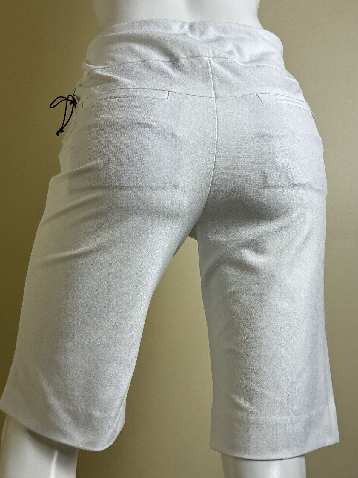 Tail White Women's Golf Bermudas Shorts Sz 6. (B.80)