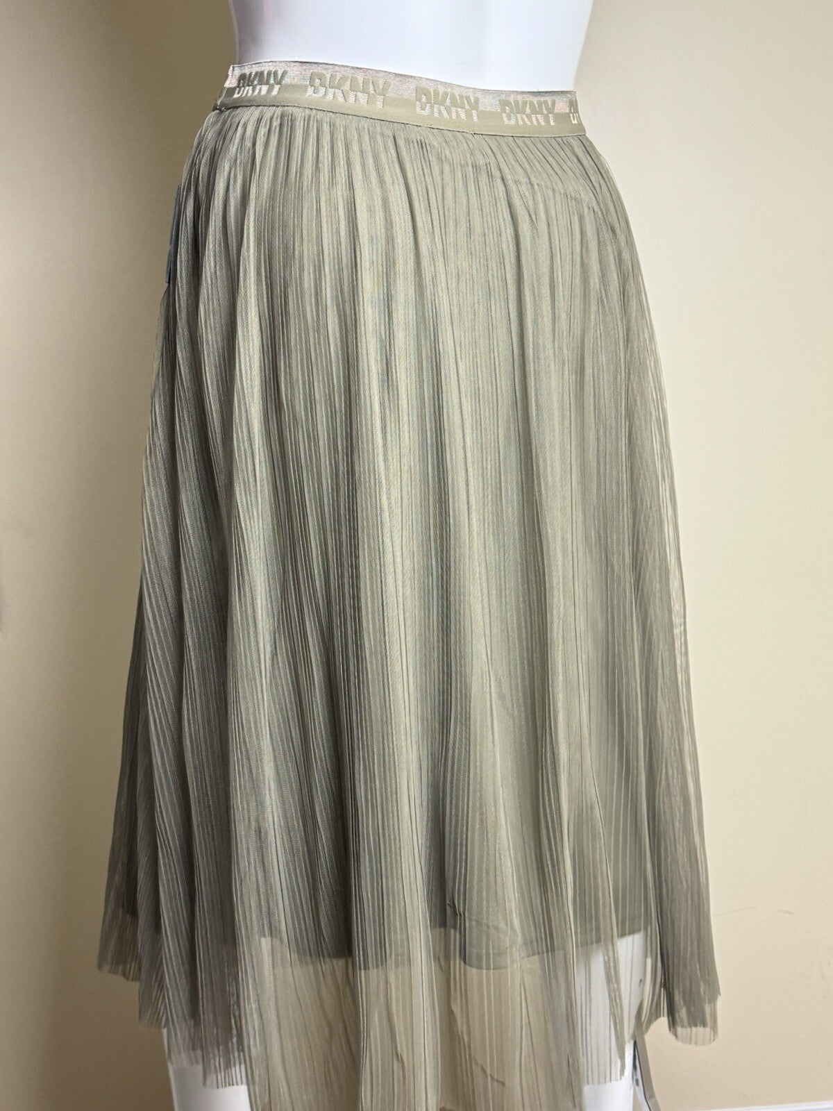 $109 DKNY Women's Pleaded Skirt Sz L.  (B.139)