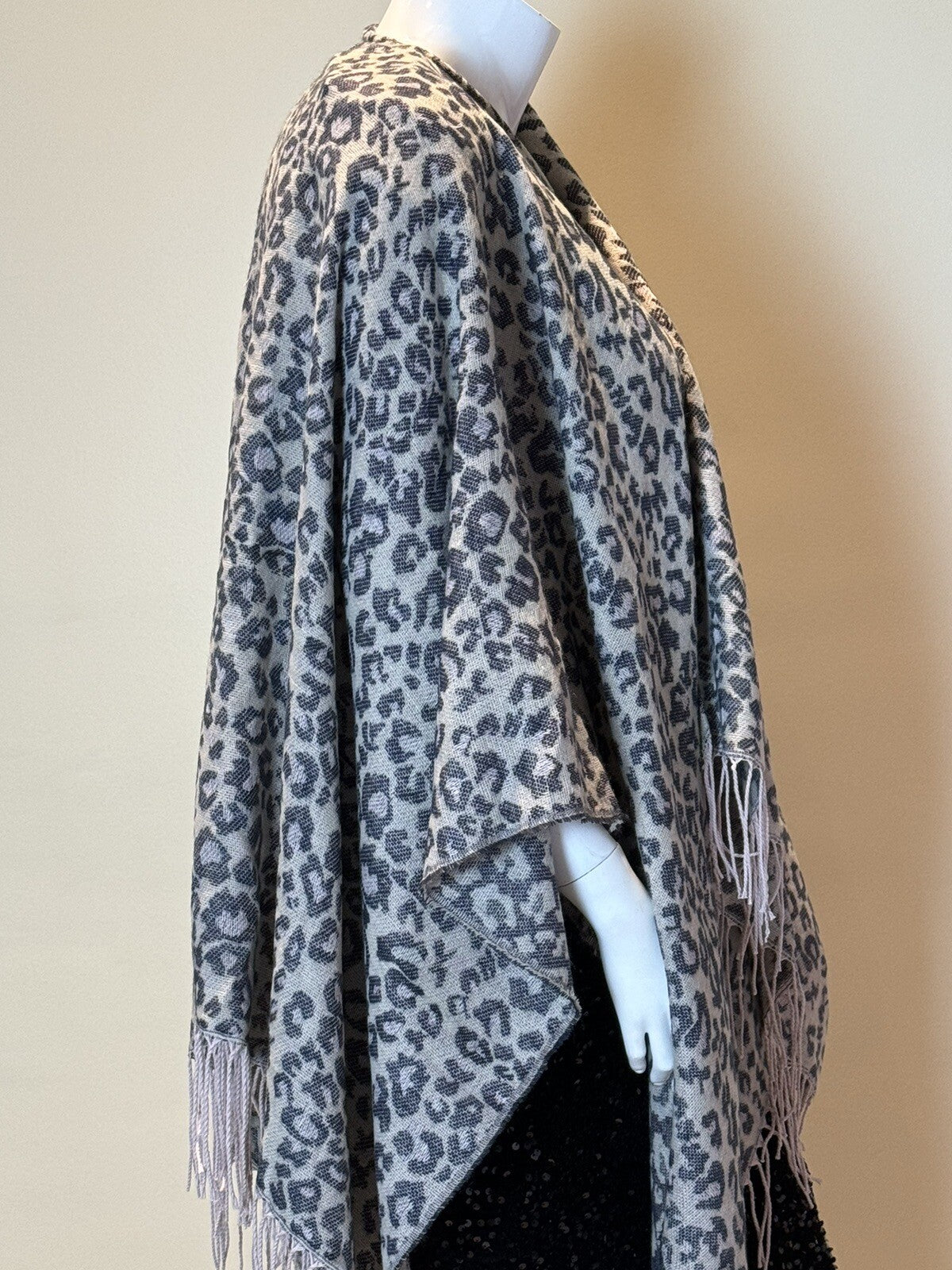 Hurley Women's Shawls Open Front Poncho Gray Cheetah. (62)