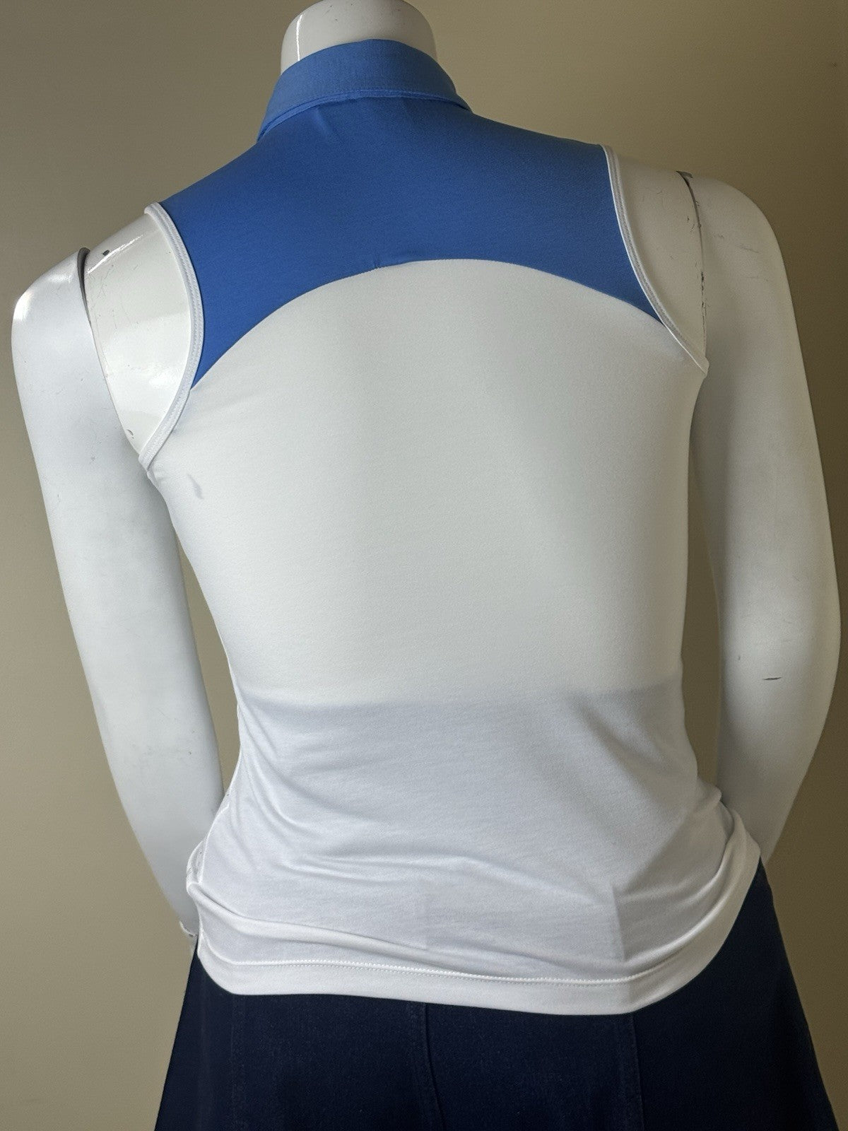 Redvanly Women’s Polo Shirt White w/blue Sz L.    (B.159)