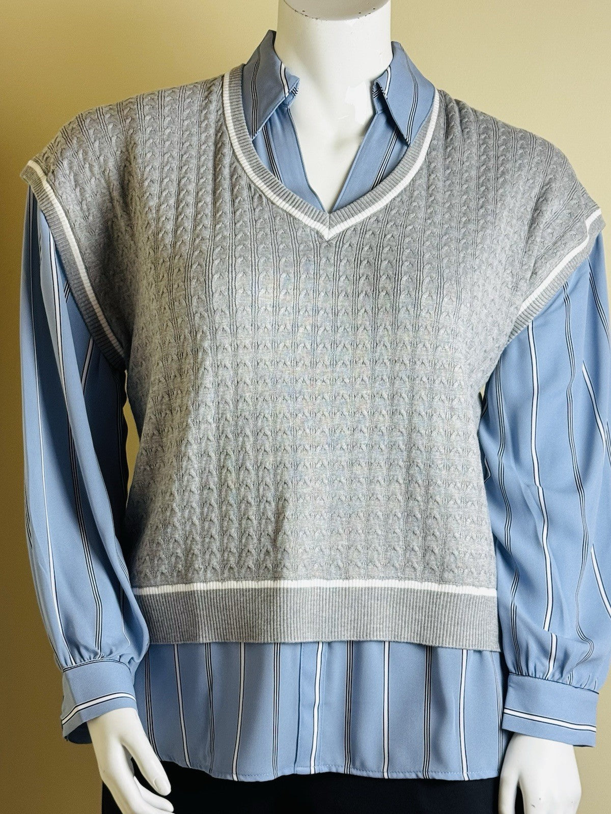 $99 Adrianna Papell V-neck Tipped Twofer Sweater Sz XL.       (B.191)
