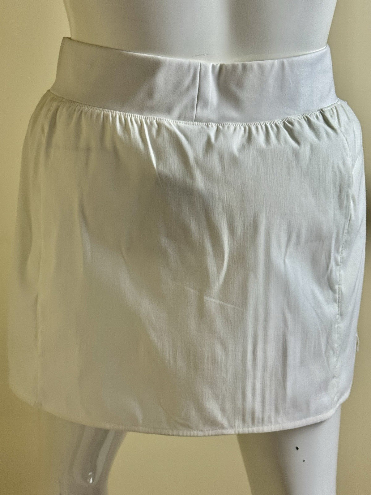 $50 The North Face Women’s Skort White W/Pocket Sz XL.    (B.184)