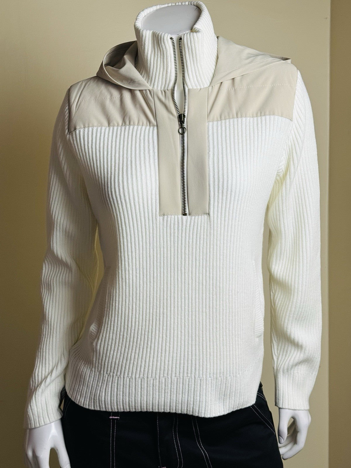 Puma Women's Golf Hooded Sweater Size S.   (B.112)