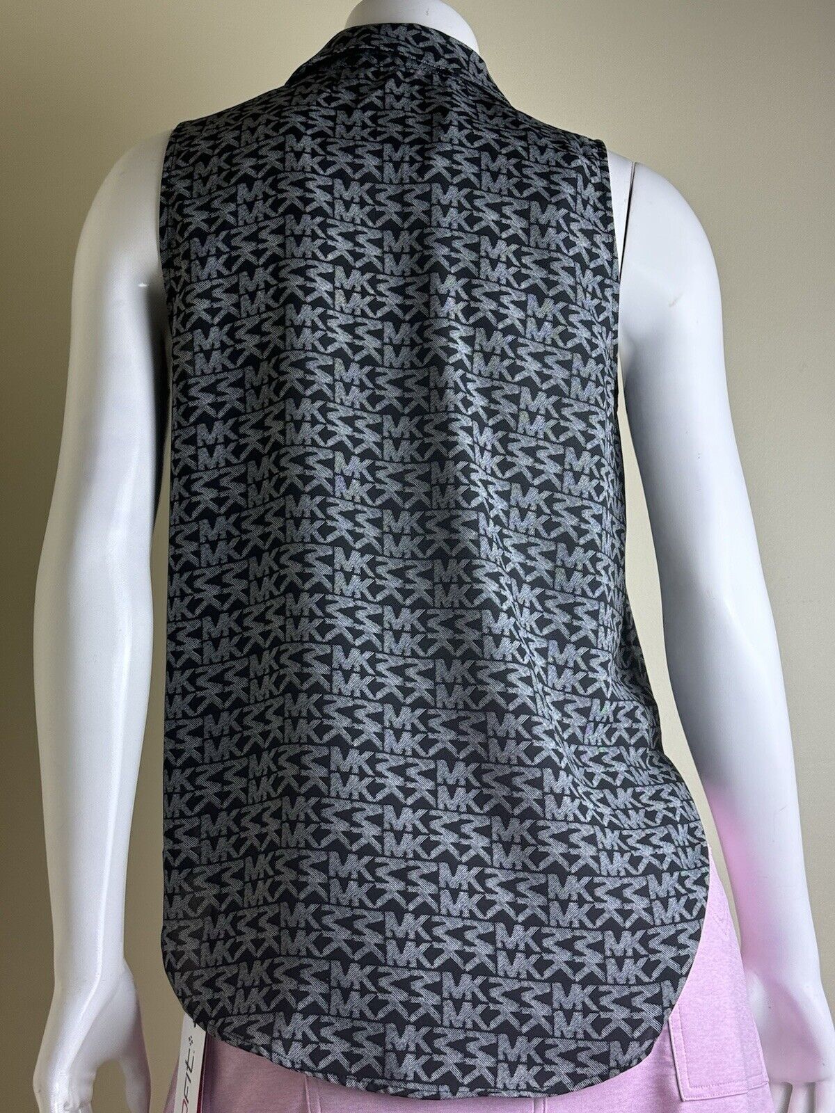 $88 Michael Kors Women’s Top Logo Blouse Sz S.  (B.62)