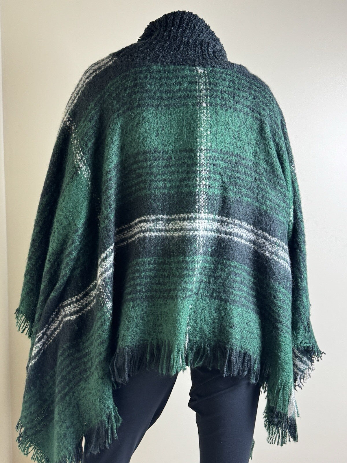 $98 MAX EDITION WOMAN’S GREEN & BLACK PLAID PONCHO SZ S/M. (B.123)