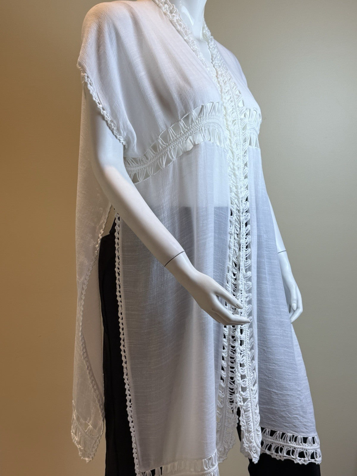 LIV LOS ANGELES Women's Open Front Crochet Lace Cardigan Size L.     (B.167)