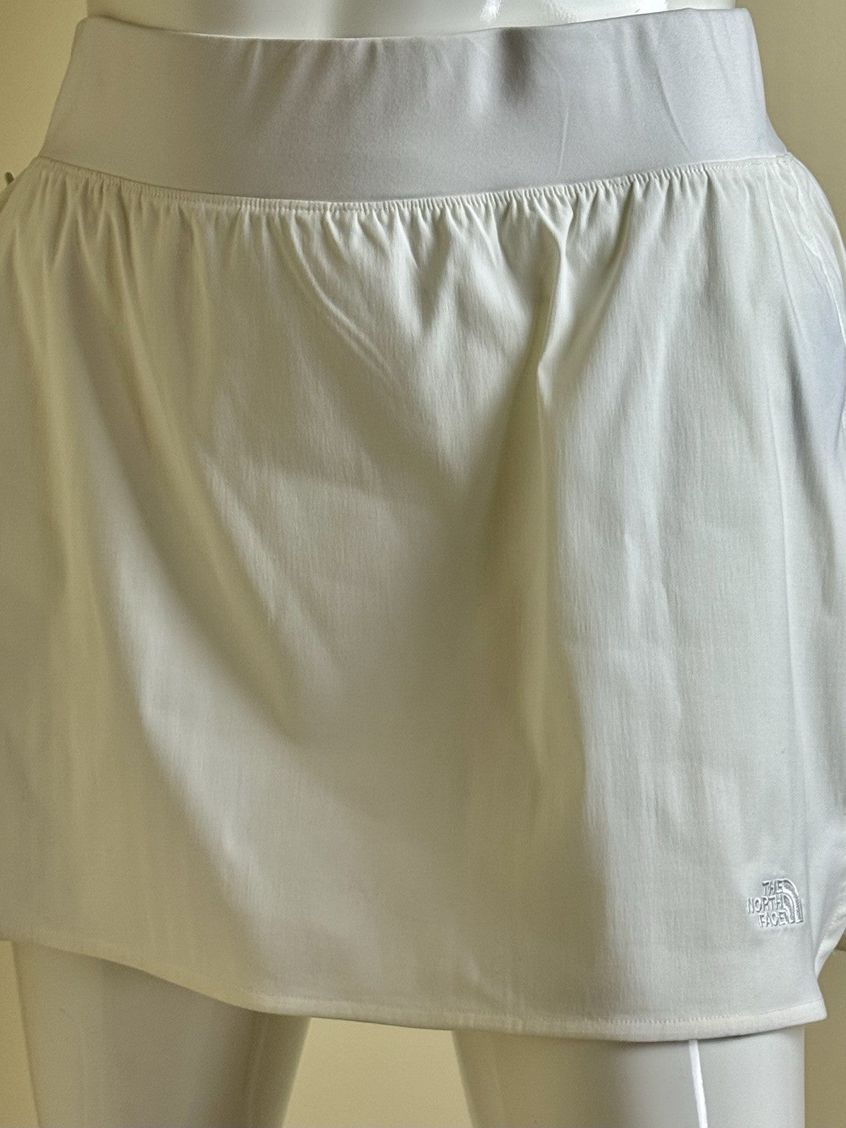 $50 The North Face Women’s Skort White W/Pocket Sz XL.    (B.184)