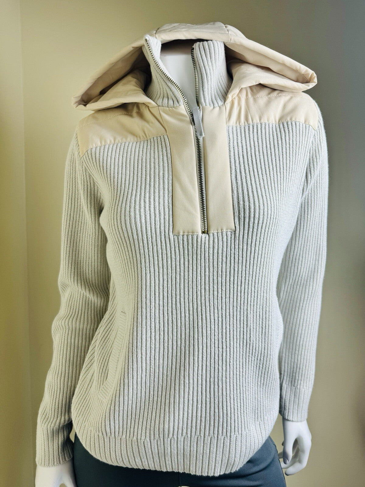 Puma Women's Hooded Golf Sweater Size S.   (B.112/6)