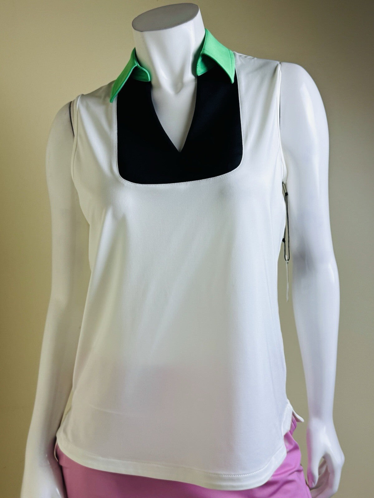 BELYN KEY Women’s Sleeveless Golf Shirt Sz M.    (B.139)