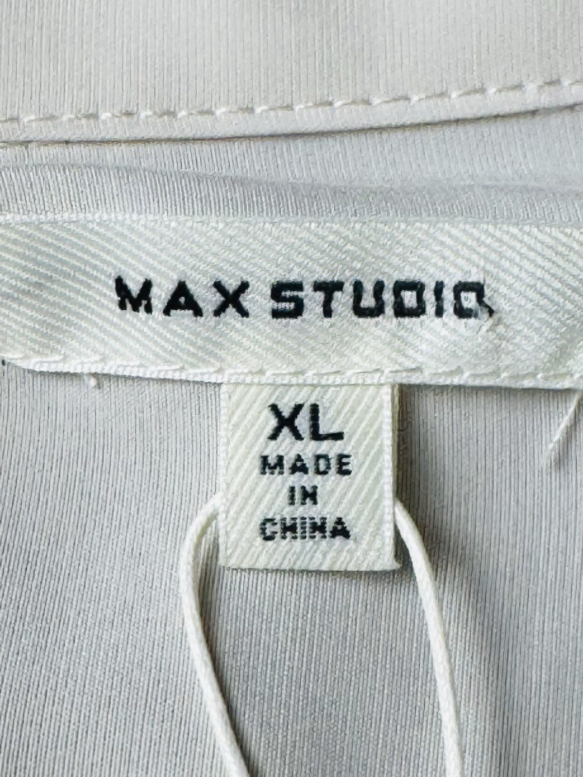 $98 Max Studio Women’s Bottom Up Shirt Size XL.      (B.146)