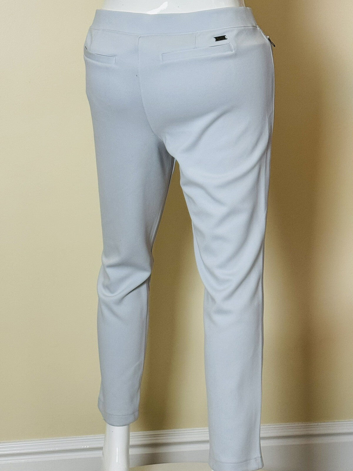 $85 Under Armour Women’s Pants Gray Size XL.  (B.68)