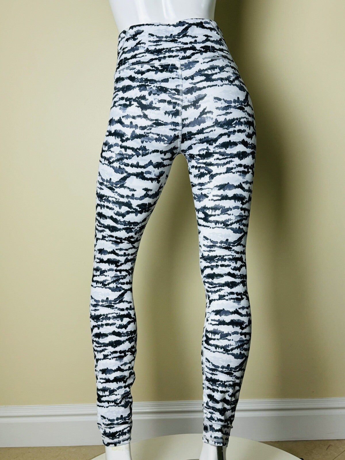 FABLETICS Women’s High Waist Leggings Size S (56)