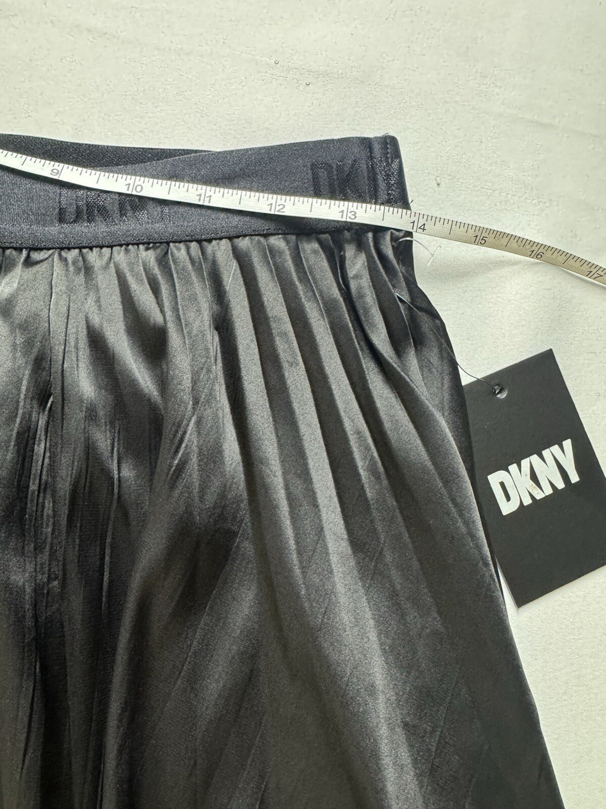 $109 DKNY Women's Pleaded Skirt Sz S.  (B.142)