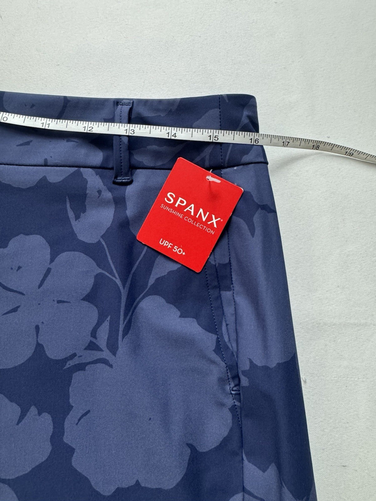SPANX Women's Sunshine Floral Navy Shorts Sz L.      (B.156)