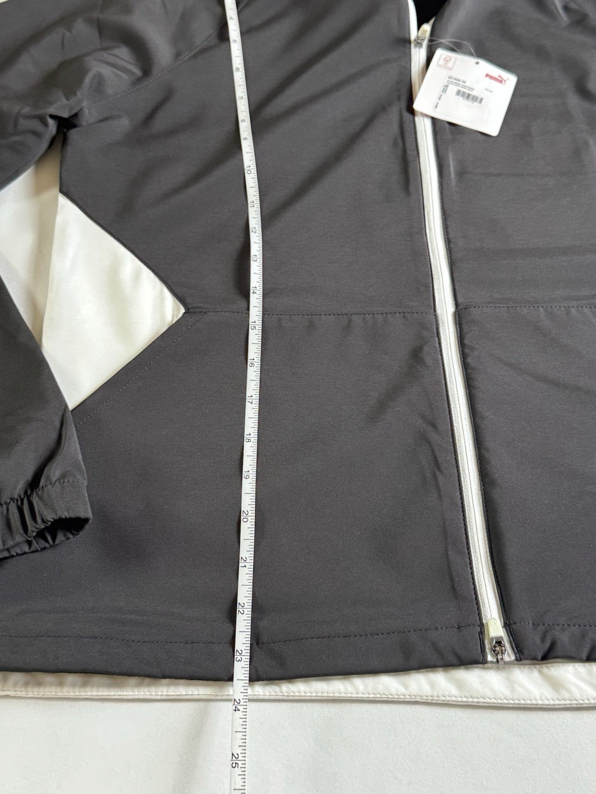 PUMA Women's White with Black Jacket Pockets Sz S.       (B.150/1)