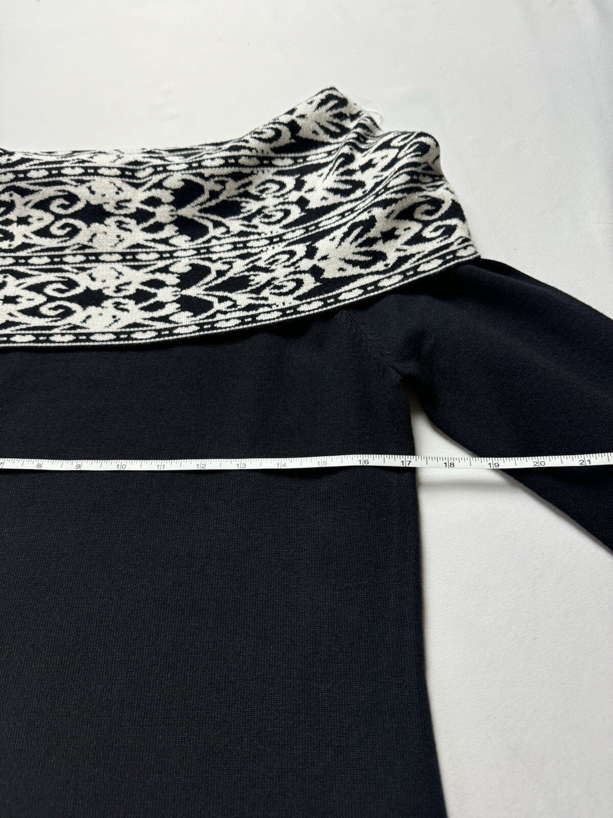 $99 Anne Klein Women's Black and White Off Shoulder Sweater Size S    (B.116)