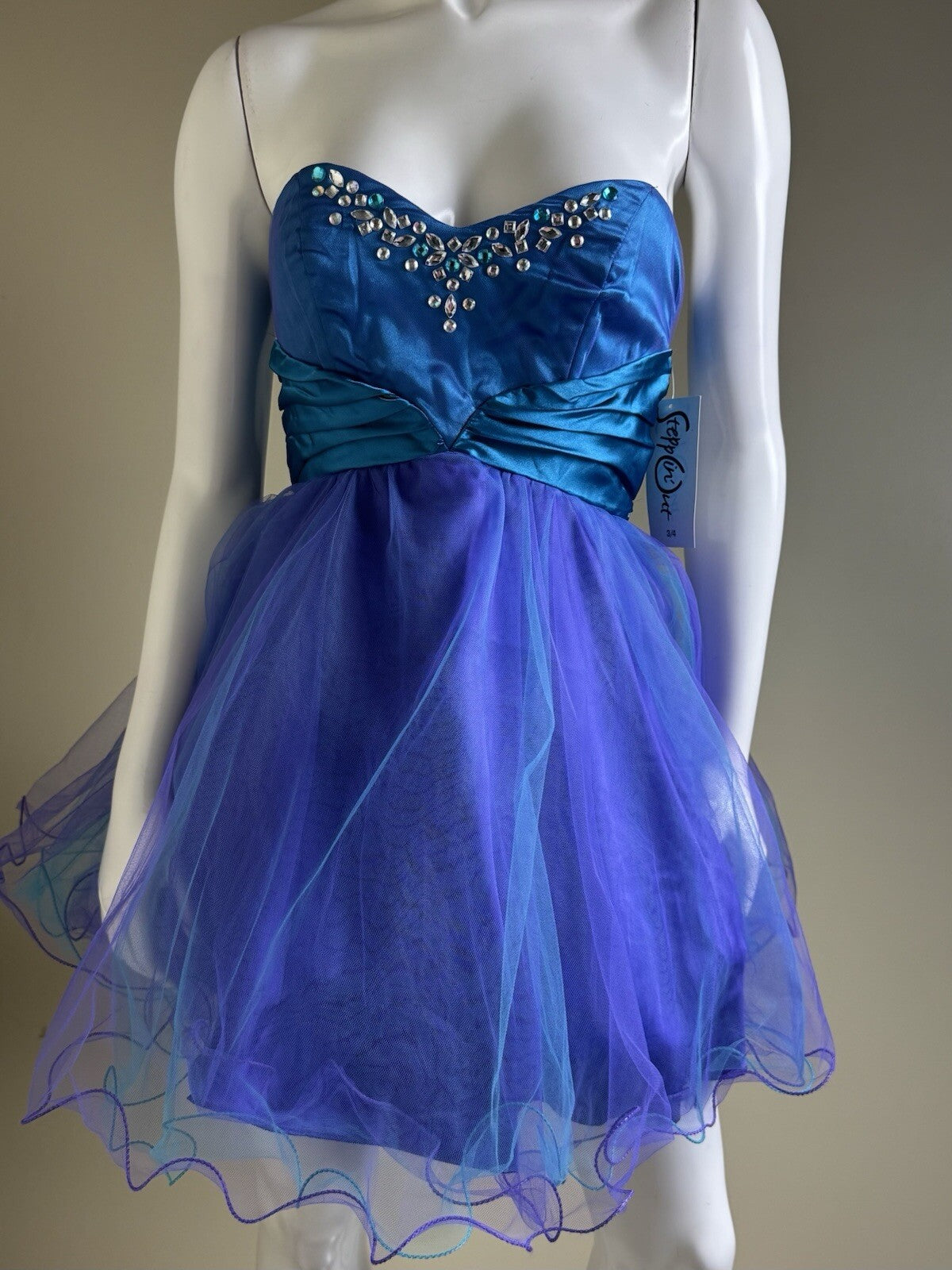 Stepping Out Women’s Strapless Formal Dress Sz 3/4. (B.143)