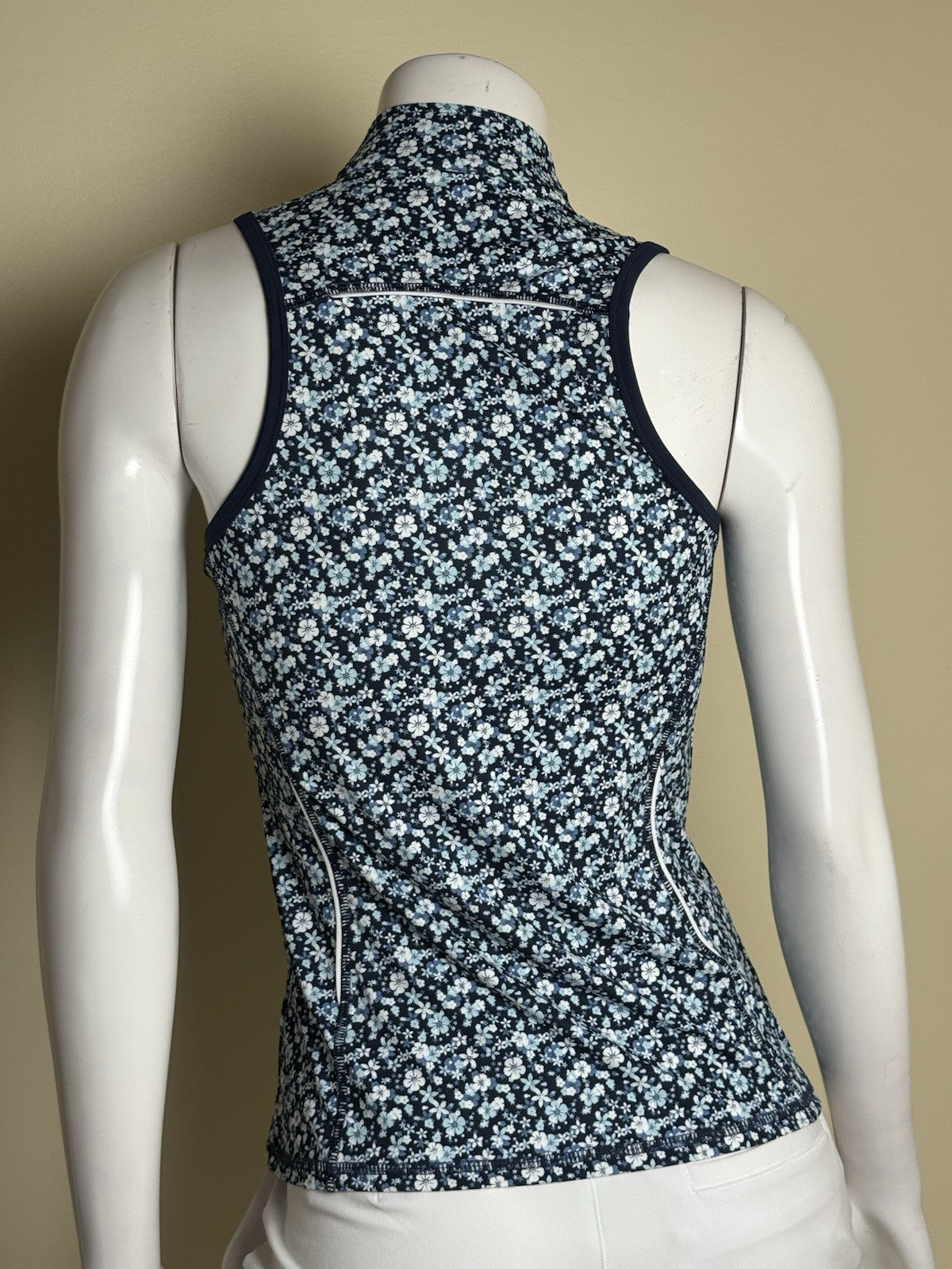 1764 Signature Women’s Polo Shirt Floral Sz S. (B.170)