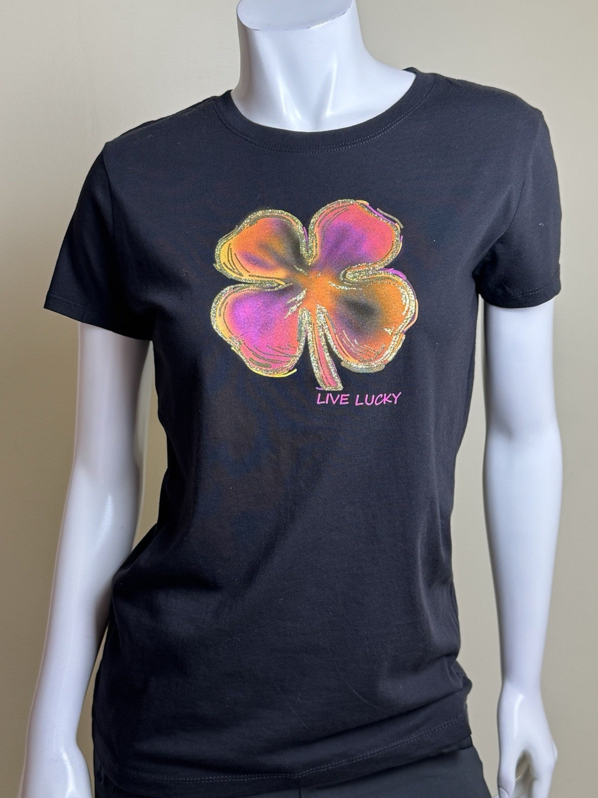 Black Clover Women’s T-Shirt Clover Logo Sz S.     (B.181)