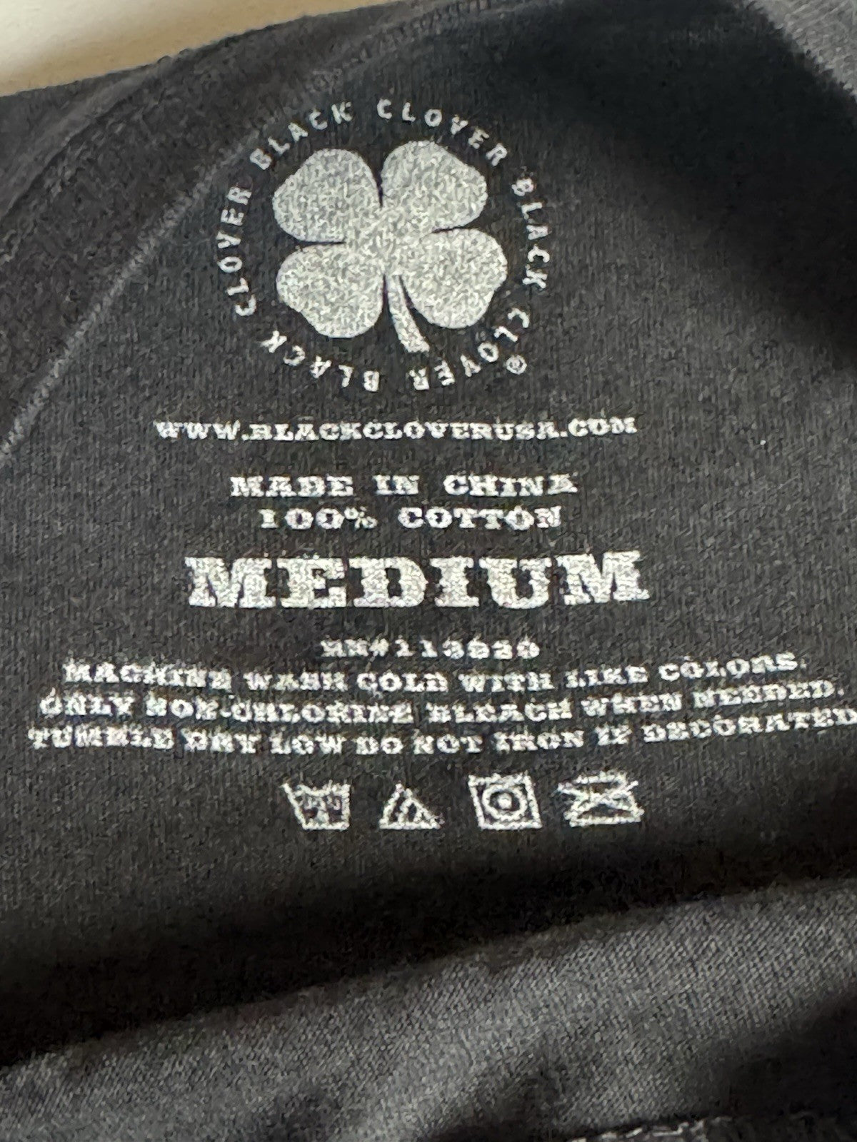 Black Clover Women’s T-Shirt Logo Sz M    (B.182)